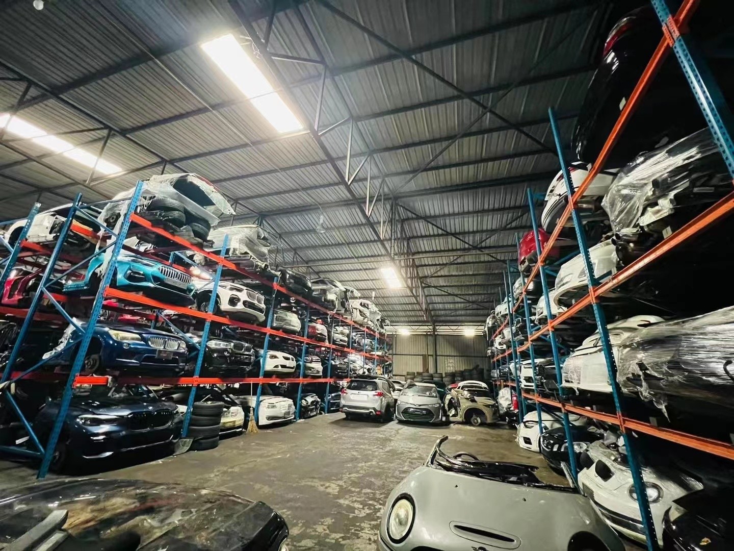 Aktueller Firmenfall über 48 Stunden Lieferung von 200 Mercedes Front-End-Kits + Lenkräder