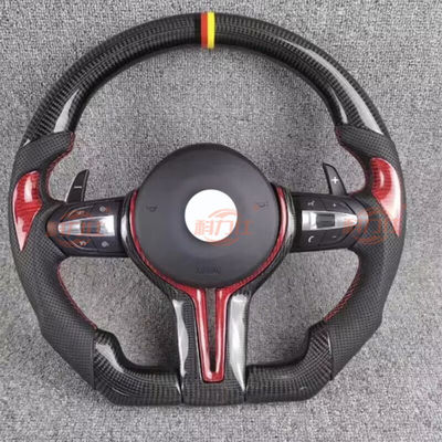 O volante de fibra de carbono B-M-W tipo tanga foi modificado e atualizado